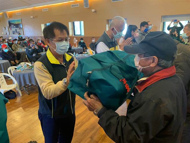 福慧袋捐赠仪式，左永靖乡共好协会陈雍让理事长，右顶新和德文教基金会魏应充创办人。(图／顶新和德文教基金会提供)