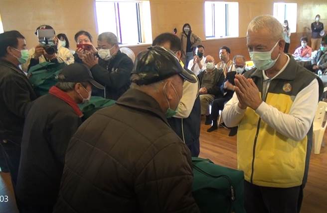 福慧袋捐赠仪式，顶新和德文教基金会魏应充创办人祝福关怀户。(图／顶新和德文教基金会提供)