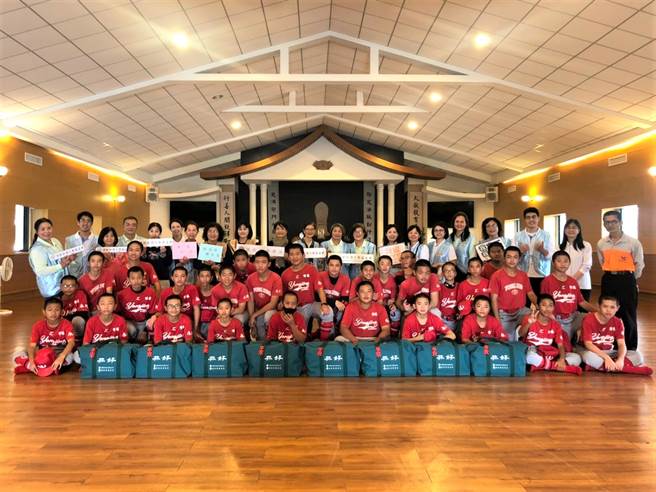 志工协助关怀户领取福慧袋。(图／顶新和德文教基金会提供)