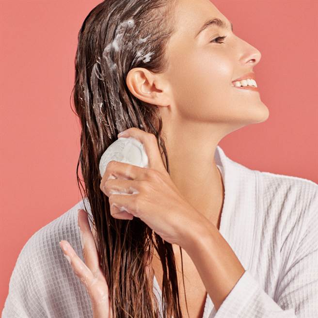 一顆55g洗髮皂相當於為250ml洗髮精2倍的用量，入手洗髮皂將為地球節省2罐瓶器浪費。（圖／品牌提供）