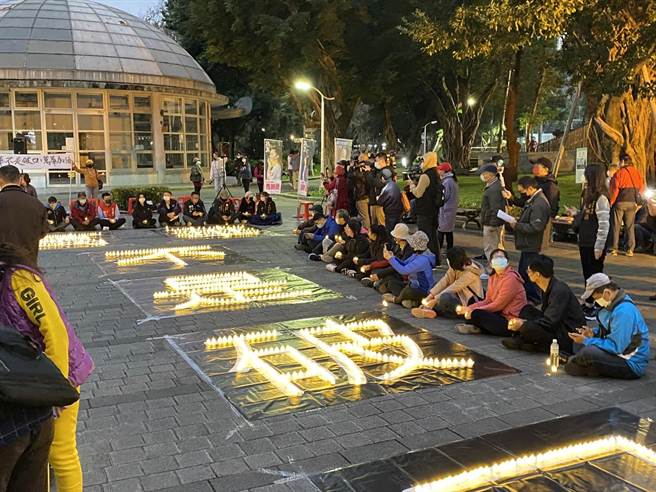 台北市議員應曉薇8日下午5點在青年公園入口廣場舉辦「點燈祈福追思音樂會」。（游念育攝）