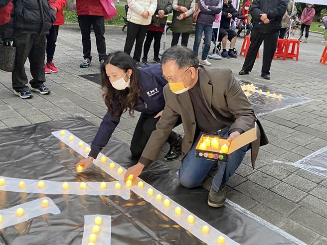 北市副市長蔡炳坤（右）和北市議員應曉薇（左）一同點亮燭光。（游念育攝）