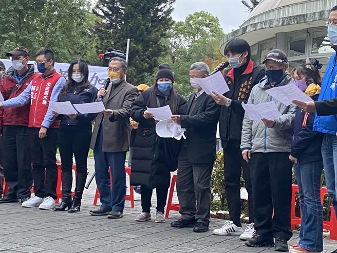 現場出席貴賓有前衛生署長楊志良、北市副市長蔡炳坤和前立委林郁方等嘉賓，一同與家屬大合唱「陪你看日出」。（游念育攝）