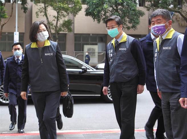 桃機本土個案連環爆，目前累計14人染疫，蔡英文總統（左二）8日在指揮中心專家諮詢小組召集人張上淳（右二）、衛福部長陳時中（右一）等人陪同下，到中央流行疫情指揮中心視察，蔡指出新冠疫情一波接著一波，目前中央和地方密切合作全力防堵疫情，請大家不用驚慌，並呼籲國人應盡速接種疫苗，提升群體免疫力。（張鎧乙攝）
