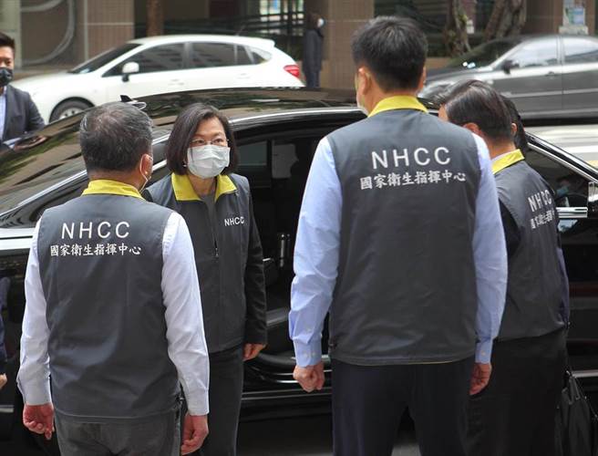 桃機本土個案連環爆，目前累計14人染疫，蔡英文總統（左二）8日在衛福部長陳時中（左一）、內政部次長陳宗彥（右二）等人陪同下，到中央流行疫情指揮中心視察，蔡指出新冠疫情一波接著一波，目前中央和地方密切合作全力防堵疫情，請大家不用驚慌，並呼籲國人應盡速接種疫苗，提升群體免疫力。（張鎧乙攝）
