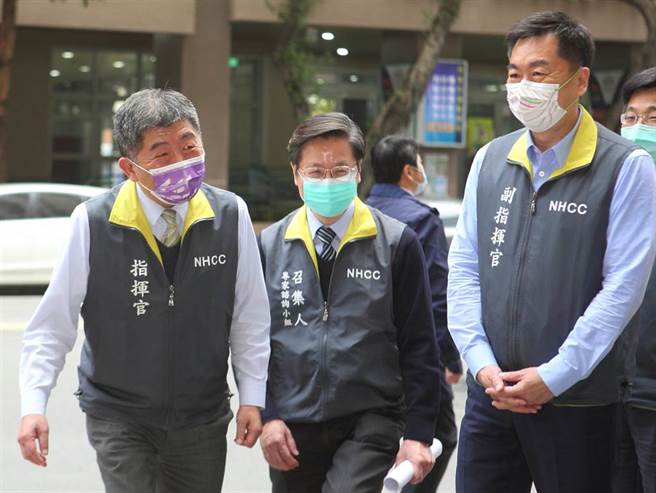 左為指揮中心指揮官陳時中，右為指揮中心專家諮詢小組召集人張上淳與副指揮官陳宗彥。（張鎧乙攝）
