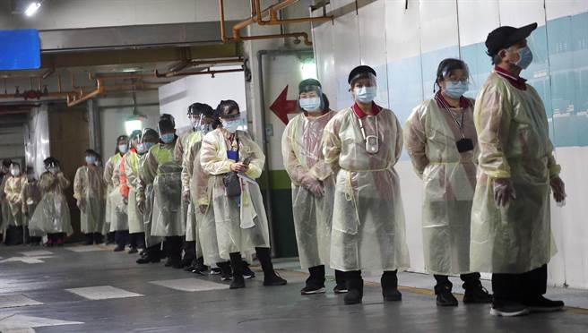 在第二航厦内，清洁人员上班前排队准备採检。（范扬光摄）