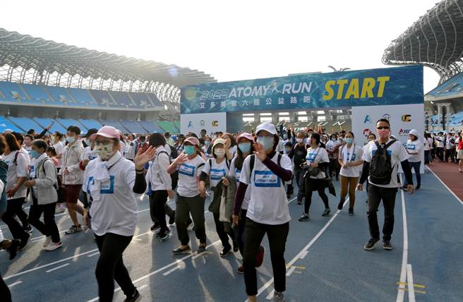 2022年第6届艾多美公益路跑8日在高雄世运主场馆开跑。（曹明正摄）