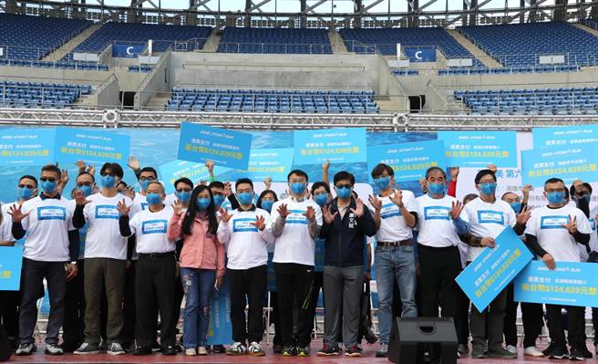 2022年第6届艾多美公益路跑8日在高雄世运主场馆开跑。（曹明正摄）