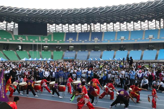 2022年第6届艾多美公益路跑8日在高雄世运主场馆开跑。（曹明正摄）