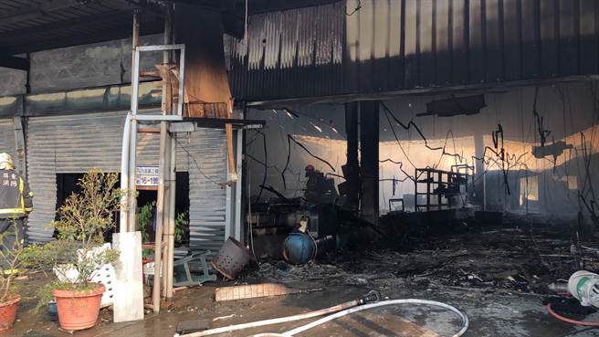 屏東九如鄉九如路二段某間洗車行8日午間驚傳火警，除1人肢體燙傷送醫外，共波及20間鐵皮屋包含輪胎廠、倉庫、住家等，九如鄉公所初估，損失至少2、3000萬。（謝佳潾攝）