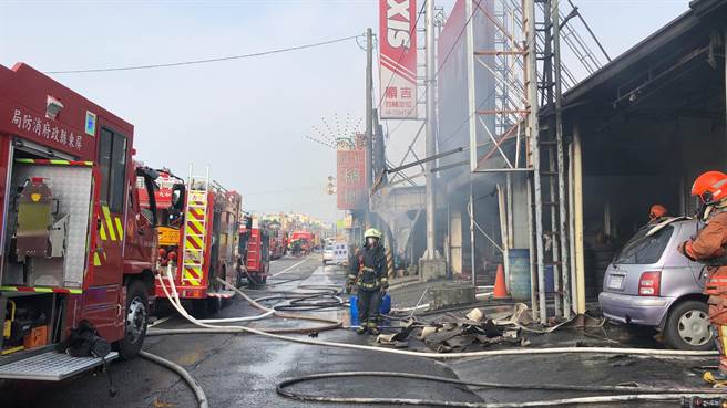 屏東九如鄉九如路二段某間洗車行8日午間驚傳火警，除1人肢體燙傷送醫外，共波及20間鐵皮屋包含輪胎廠、倉庫、住家等，九如鄉公所初估，損失至少2、3000萬。（謝佳潾攝）