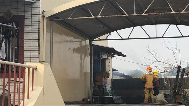 屏東九如鄉九如路二段某間洗車行8日午間驚傳火警，除1人肢體燙傷送醫外，共波及20間鐵皮屋包含輪胎廠、倉庫、住家等，九如鄉公所初估，損失至少2、3000萬。（謝佳潾攝）