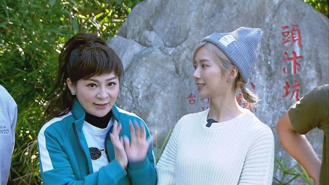 王彩樺（左）在《飢餓遊戲》中與乾女兒「豆花妹」蔡黃汝合體。（中視提供）