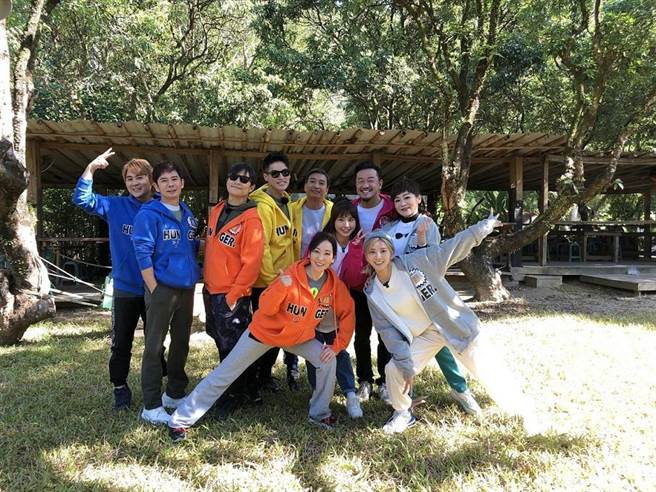 《飢餓遊戲》明播出「敬老特輯」，王仁甫(左起)、王耿豪、孫協志、況明絜、許孟哲、王中平、峮峮、陳為民、「豆花妹」蔡黃汝、王彩樺一起闖關玩遊戲。（中視提供）