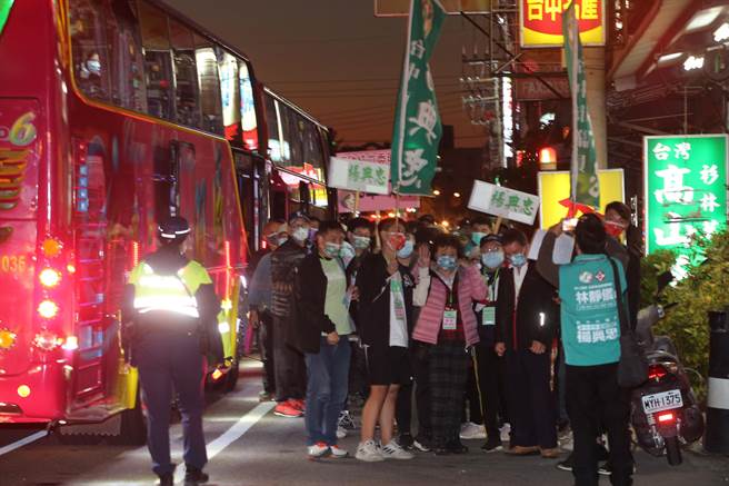 台中市二选区立委补选选前之夜，民进党候选人林静仪，8日晚选在乌日举行造势晚会，场外游览车卖力的一车车载来支持者。（黄国峰摄）