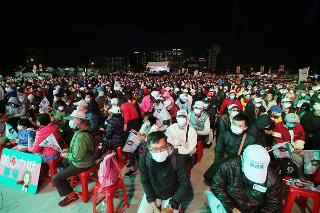 台中市二选区立委补选选前之夜，民进党候选人林静仪，8日晚选在乌日举行造势晚会，近晚间7点开场前，已近9成满。（黄国峰摄）