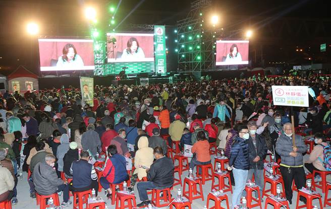民进党候选人林静仪，8日晚选在乌日举行造势晚会，近晚间7点开场前，已近9成满，考量疫情，也取消正副总统大进场。（黄国峰摄）