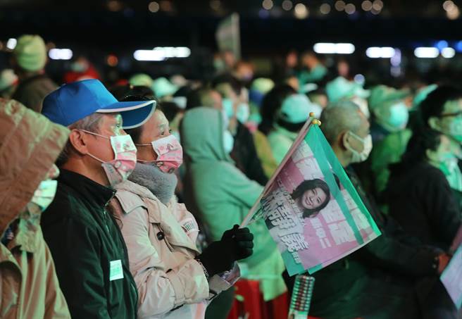 民进党候选人林静仪，8日晚选在乌日举行造势晚会，支持者聚精会神，观看感性影片。（黄国峰摄）