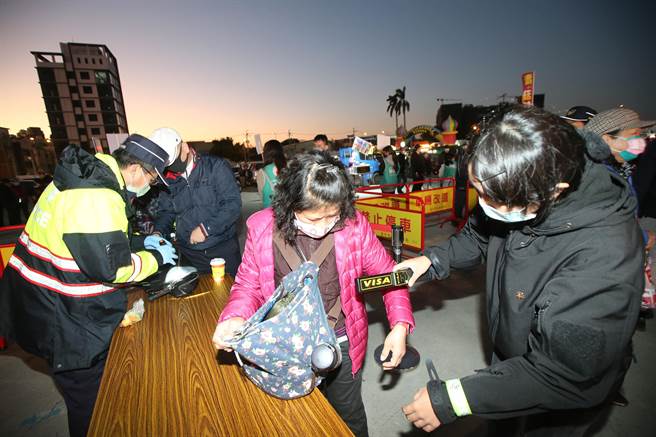 民进党候选人林静仪，8日晚选在乌日举行造势晚会，由于正副总统都将到场助选，现场也启动维安机制。（黄国峰摄）