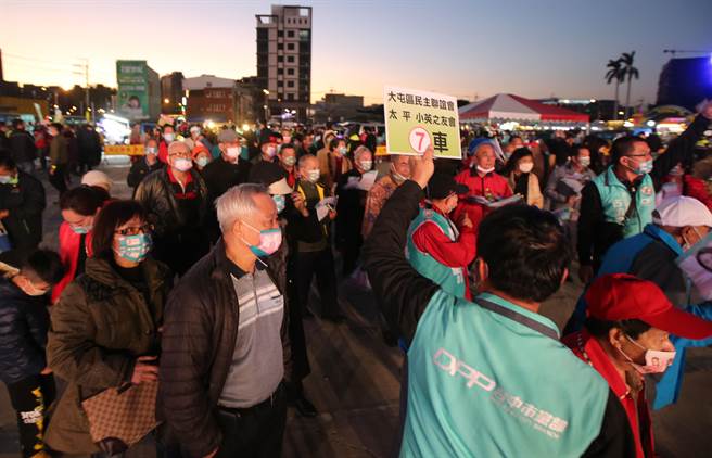 民进党候选人林静仪，8日晚选在乌日举行造势晚会，民进党动员支持者，到场相挺。（黄国峰摄）