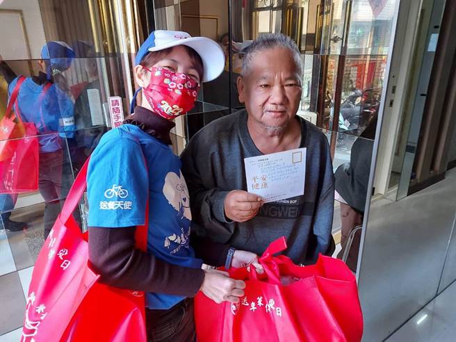 寒流来袭年关将近，甘霖基金会展开今年送年菜任务。（甘霖基金会提供／陈淑芬台中传真）