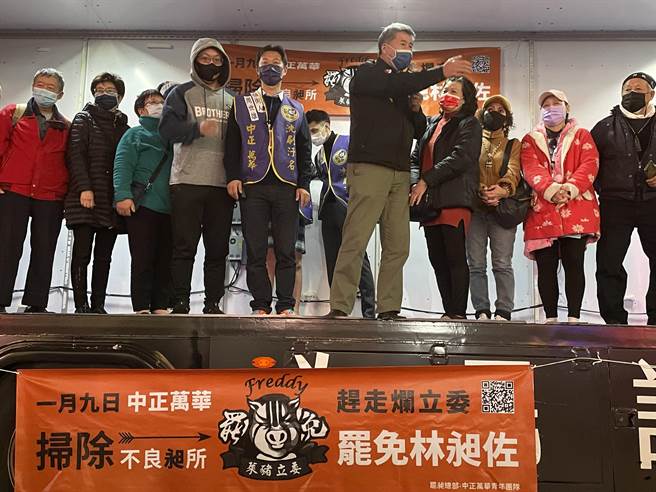 前往聲援的政壇大咖、孫文校長張亞中強調，罷免林昶佐並非報復性報免，是因為人民再也受不了他，反觀民進黨大頭紛紛趕來聲援，將罷免打成政黨對決，這種只顧選票不顧人民性命的政權，應該要唾棄。（張鎧乙攝）