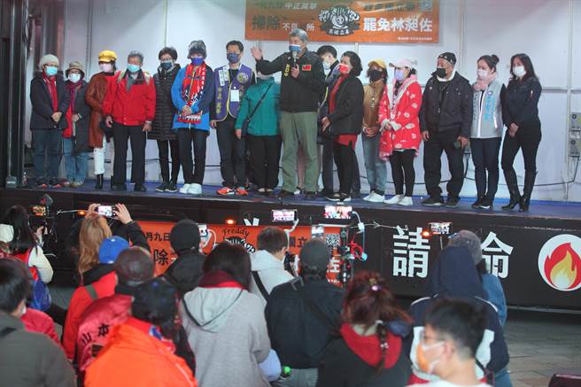 張亞中請支持者上台一起喊口號。（張鎧乙攝）