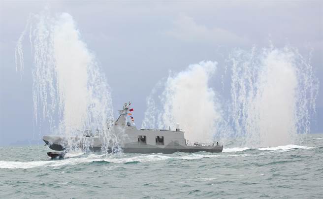 国军111年春节加强战备，7日在基隆威海营区展现战备整备实况，沱江军舰在基隆海域6级风浪的状况下，执行施放干扰弹等科目，向国人展现国造舰艇的优越性能与海军官兵戮力战备训练成果。（张铠乙摄）