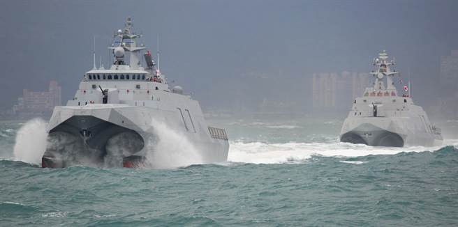 海军沱江舰（右）、塔江舰（左）两舰7日在基隆海域海象不佳下，以时速35节实施高速航行等科目，向国人展现国造舰艇的优越性能与海军官兵戮力战备训练成果。（张铠乙摄）