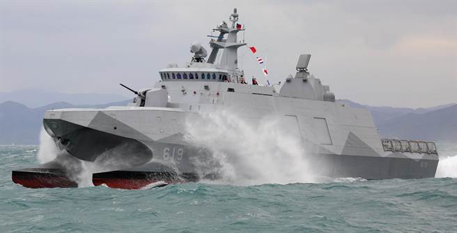 塔江军舰在基隆海域6级风浪的状况下，实施时速35节高速航行等科目，向国人展现国造舰艇的优越性能与海军官兵戮力战备训练成果。（张铠乙摄）