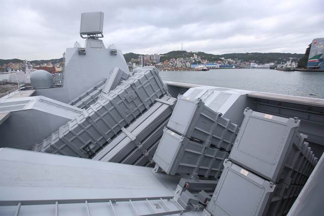 海军首次开放沱江级塔江军舰，并披露雄二、三反舰飞弹及海剑二防空飞弹舱，可容纳28枚飞弹，展现惊人制空与制海能力。（张铠乙摄）