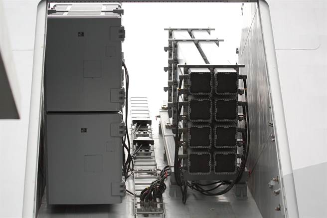 海军首次开放沱江级塔江军舰，并披露雄二、三反舰飞弹及海剑二防空飞弹舱，可容纳28枚飞弹，展现惊人制空与制海能力。（张铠乙摄）