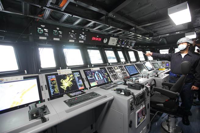 海军首度开放沱江级塔江军舰，其舰桥内导航、轮机等设备均大幅自动化、数位化。（张铠乙摄）
