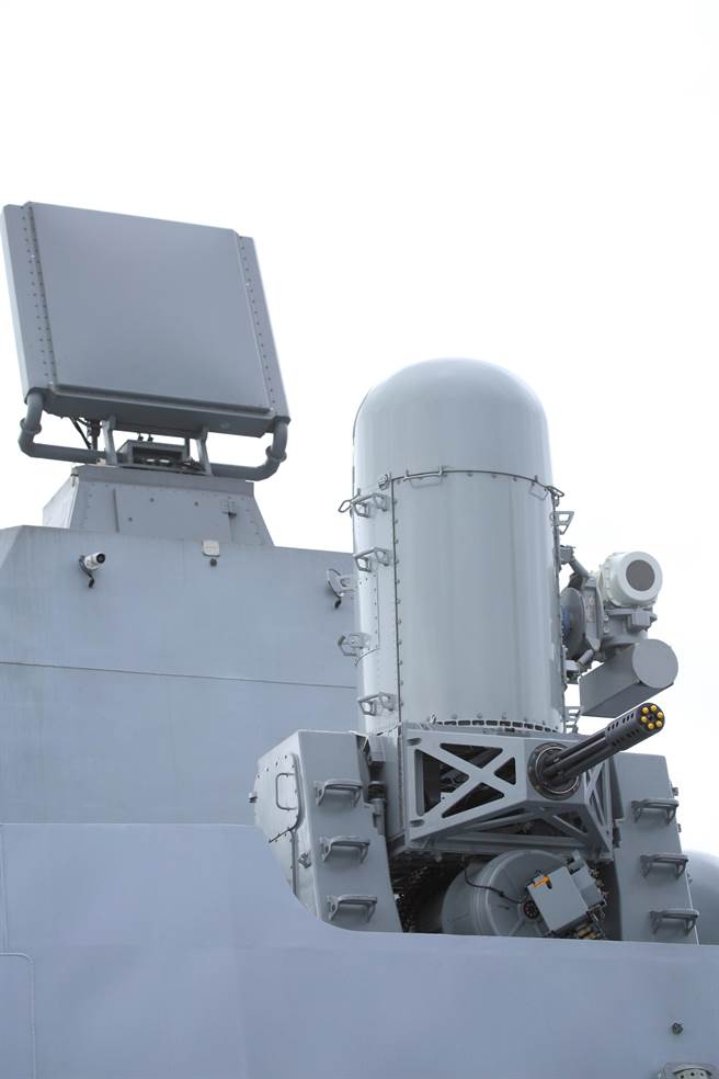 海军首次开放沱江级塔江军舰，舰上配备新型的美制「MK-15 BLOCK 1B基准2型」方阵快炮（前）与国造CS／MPQ-90海蜂眼旋转相位阵列雷达（后）。（张铠乙摄）