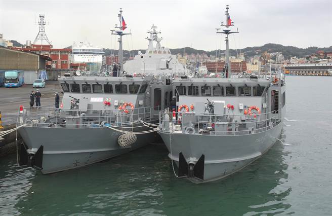 7日海军在基隆威海营区展现战备整备实况，首度披露国造快速布雷艇第3号艇（左）及第4号艇（右）的运作现况。（张铠乙摄）