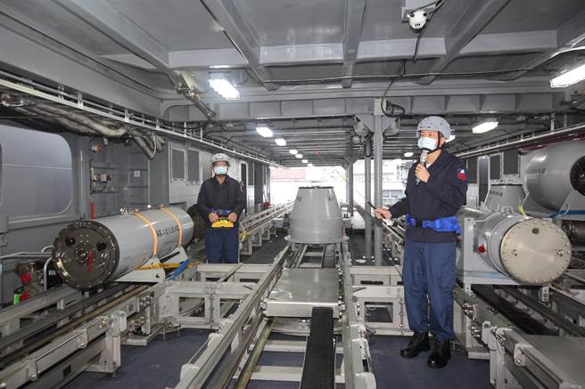 海军在基隆威海营区展现战备整备实况，首度披露国造快速布雷艇的自动化布雷滑轨运作状况。（张铠乙摄）