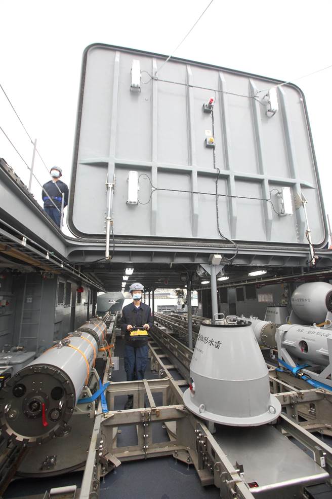 首度展示国造快速布雷艇的自动化装载舱盖与布雷滑轨运作状况。（张铠乙摄）