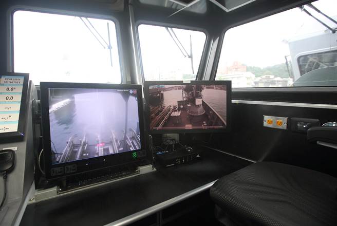首度展示国造快速布雷艇的自动化布雷系统，透过影像即时传输，在舰桥就能掌握各种布雷情况。（张铠乙摄）