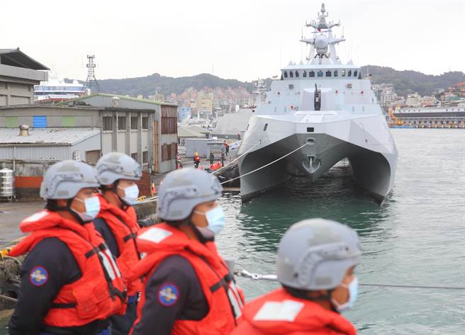 海军首度开放参观沱江级塔江军舰，舰上配备28枚各式飞弹及弹舱首次曝光，并出海操演展现强大火力。（张铠乙摄）