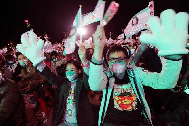 林静仪选前之夜造势会场现场涌入超过3000人，群眾高声呼喊，气氛超嗨。(黄国峰摄)