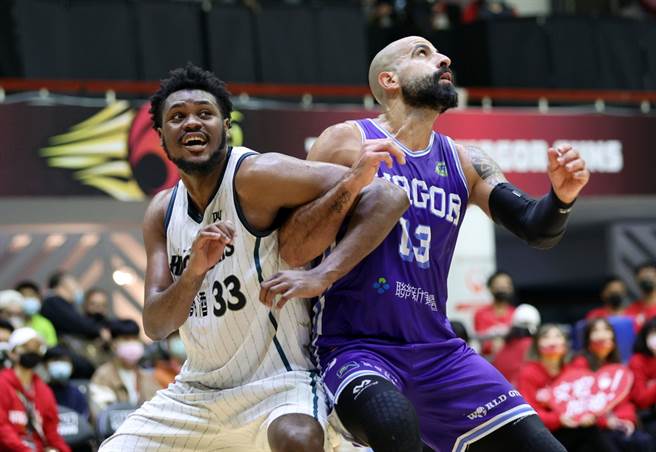 士东(左)跟桑尼完全纠缠在一起。(T1联盟提供)