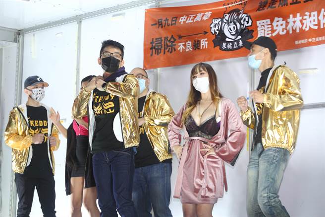 童仲彦与爆乳辣妹上台炒热气氛。（张铠乙摄）