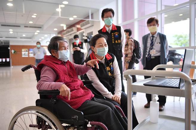 本土疫情升溫，花蓮縣政府今天傍晚宣布，11日起住宿型長照機構禁止探訪。圖為縣長徐榛蔚稍早探視長照機構。（資料照片）