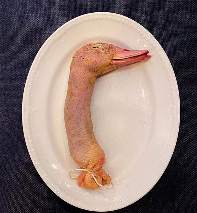 这道新推出的「带颈鸭头」菜肴，要价新台币680元。（图片翻摄自IG/@westernslaundry）