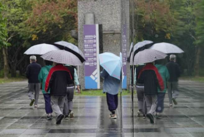 下周二(11日) 開始，今年首波大陸冷氣團南下，台北連五天濕冷，最低溫將落在周三(12日)清晨，氣溫恐跌破10度。(報系資料照/黃子明攝)