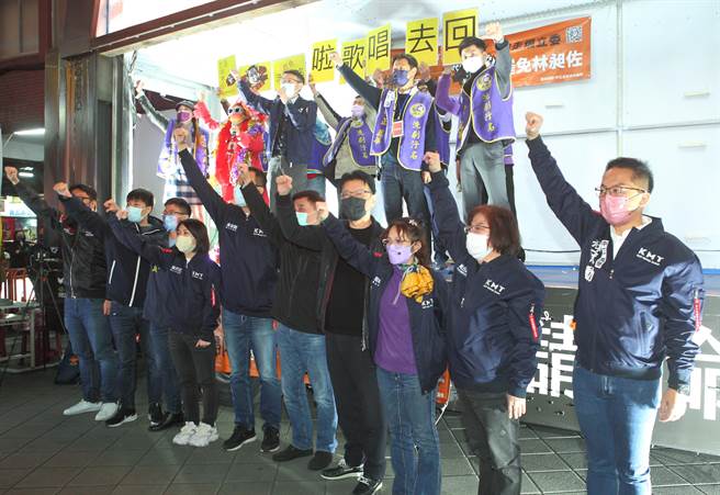 罷昶總部今晚舉辦選前之夜「散昶最終戰」造勢，呼喊罷免林昶佐、下架林昶佐。（張鎧乙攝）