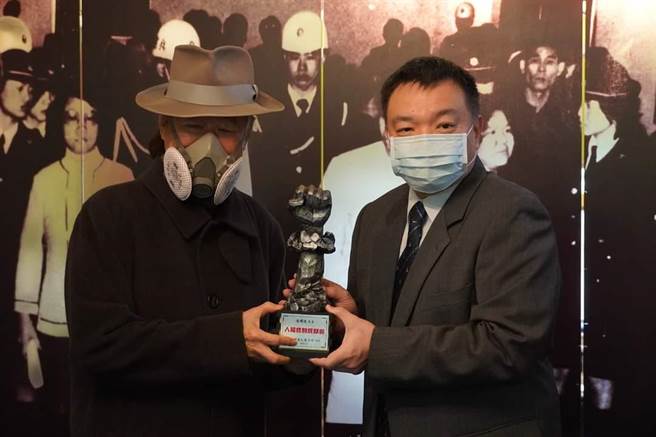 跨黨派人權典範，施明德獲頒人權終身成就獎。取自高思博臉書