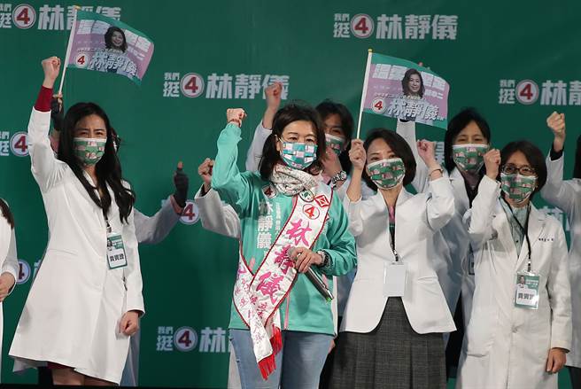 民進黨台中第二選區立委補選候選人林靜儀，在女醫民主陣線的簇擁下出場。(黃國峰攝)