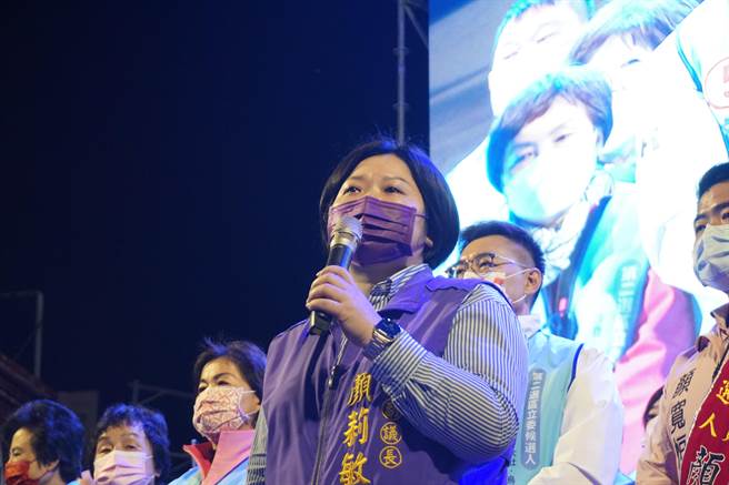 台中市副议长顏莉敏位兄长顏宽恒助讲，想到家人遭抹黑侮辱，忍不住泪洒舞台。（王文吉摄）